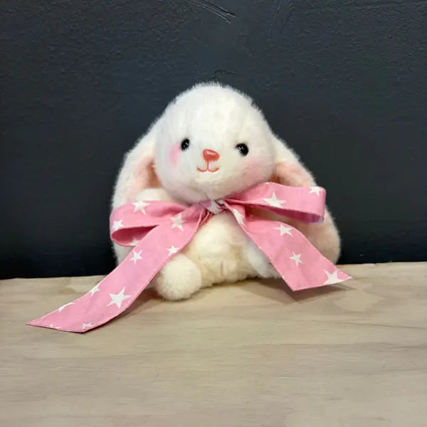 Peluche conejo blanco de 20 cm con cinta rosada de estrellas