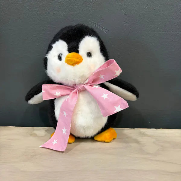 Peluche pingüino de 20 cm con cinta rosada de estrellas