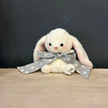 Peluche conejo blanco de 20 cm con cinta gris de estrellas