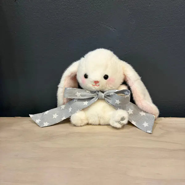 Peluche conejo blanco de 20 cm con cinta gris de estrellas