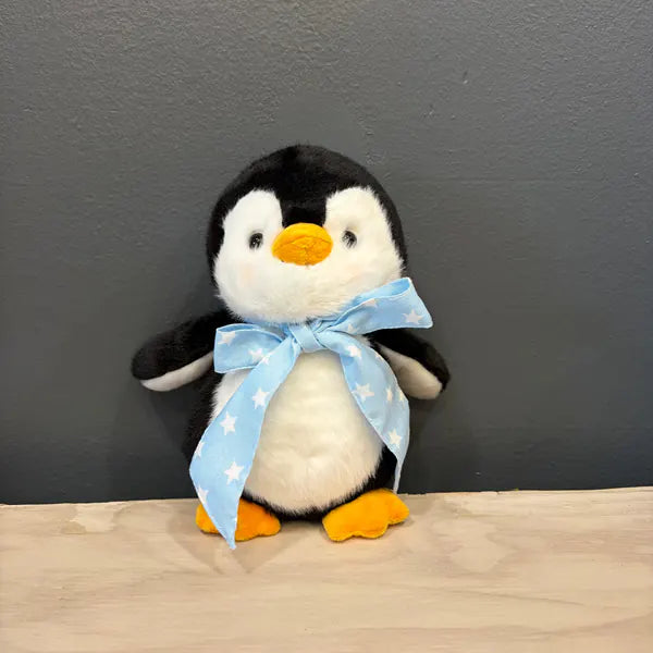 Peluche pingüino de 20 cm con cinta celeste de estrellas