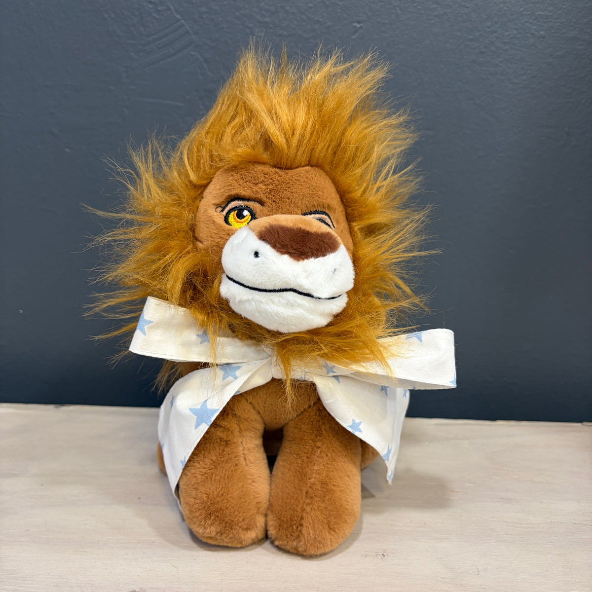 Peluche león de 20 cm con cinta de niño