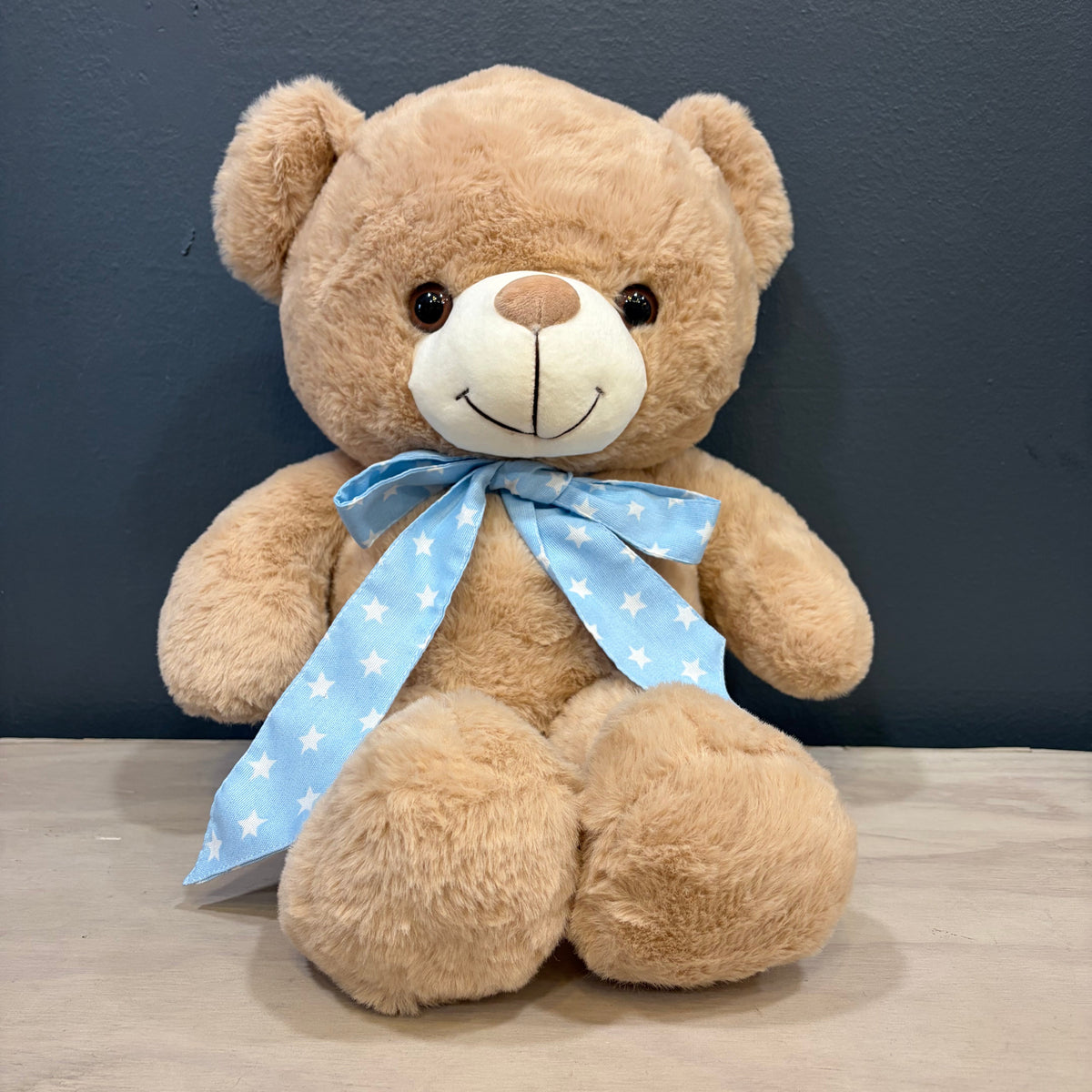 Peluche oso crema XL con cinta celeste de estrellas