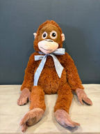 Peluche mono XL sentado con cinta celeste de estrellas