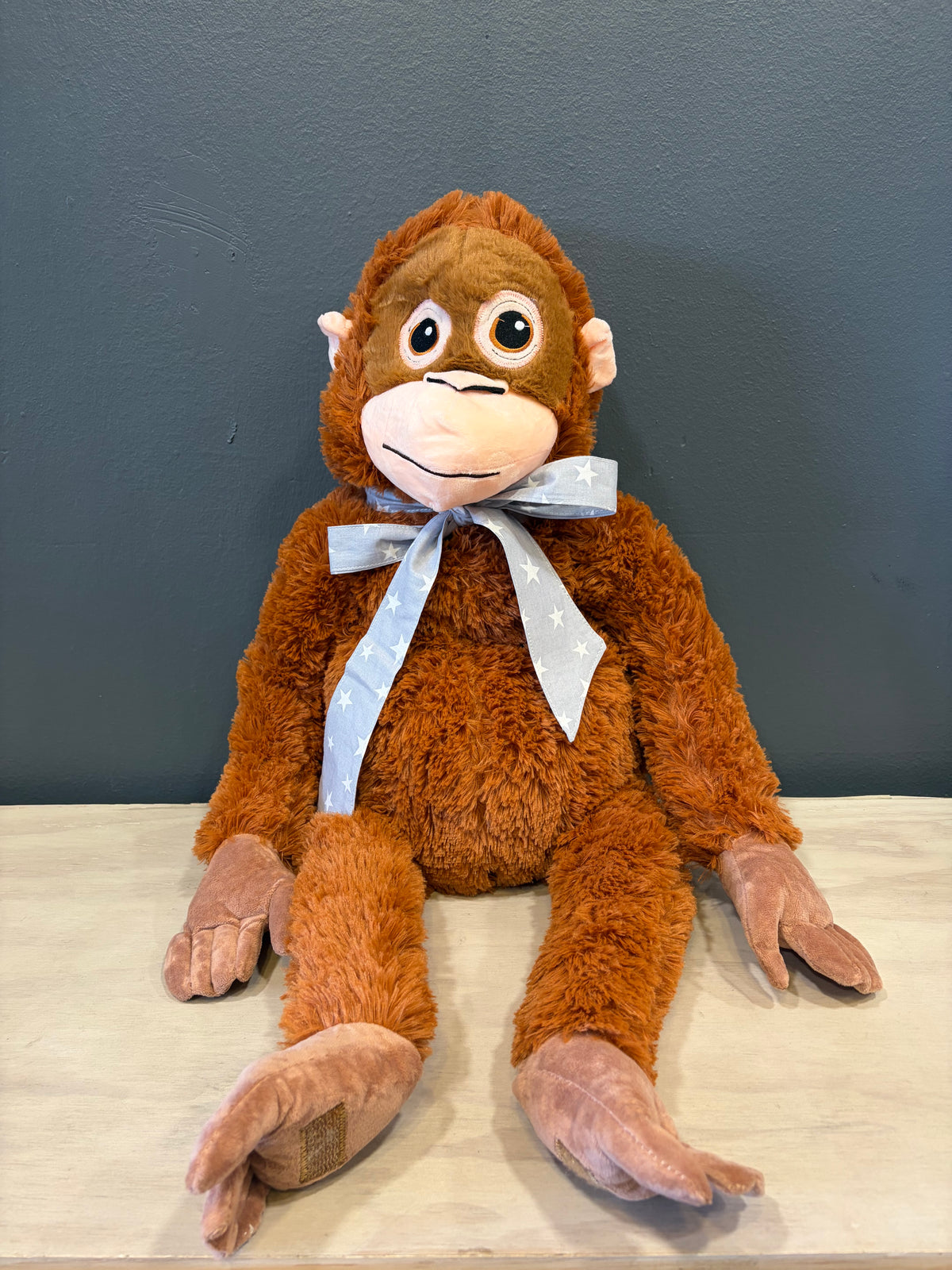 Peluche mono XL sentado con cinta celeste de estrellas