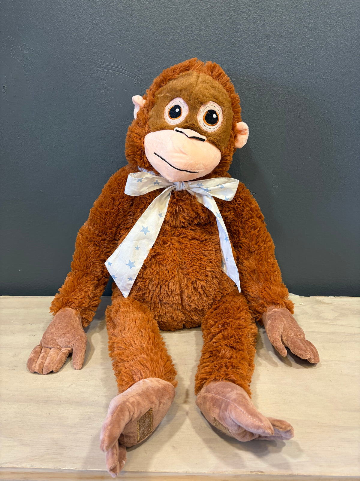 Peluche mono XL con cinta blanca de estrellas