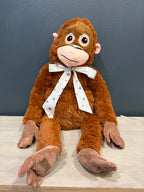 Peluche mono XL sentado con cinta blanca de estrellas grises
