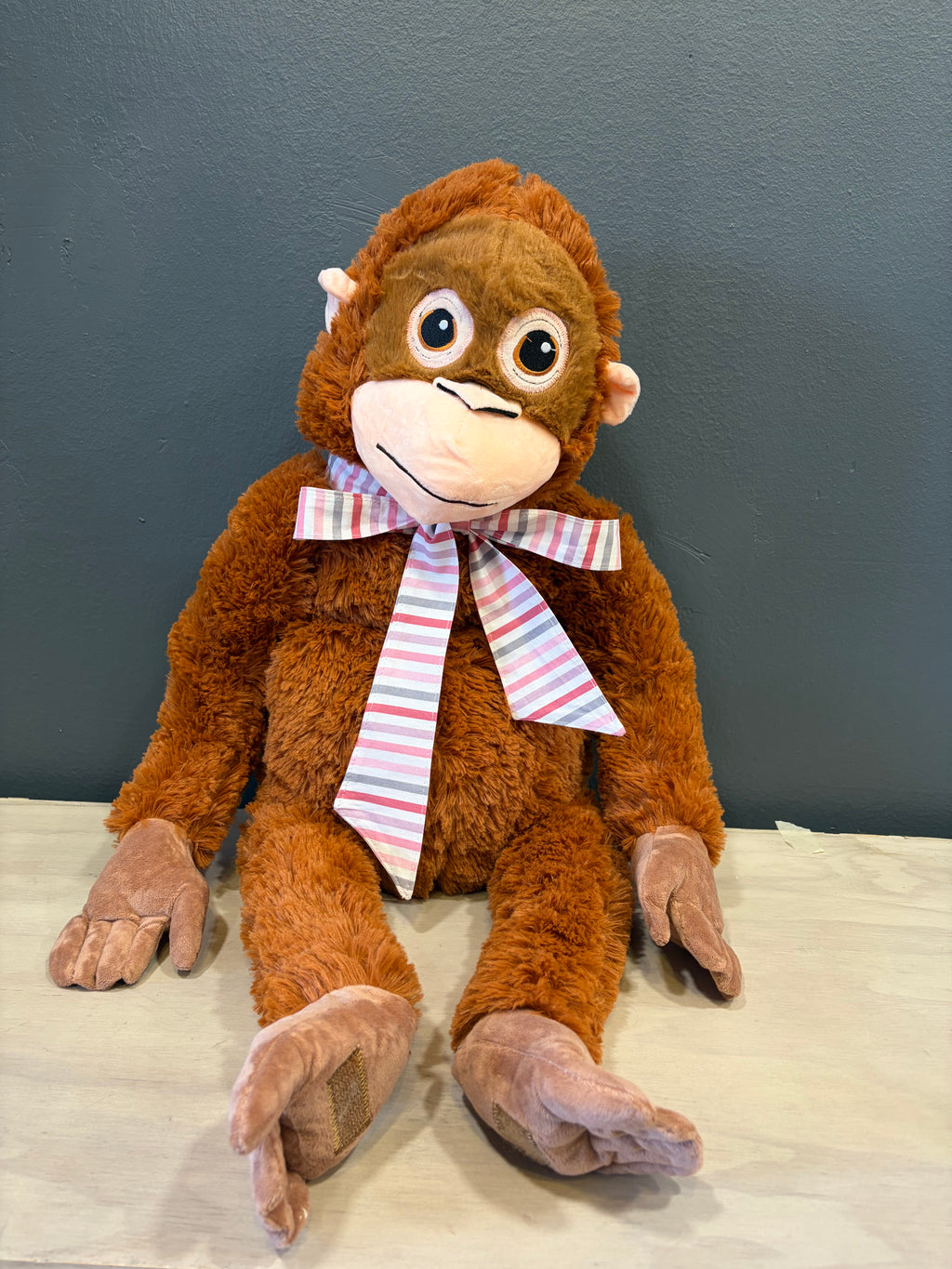 Peluche mono XL con cinta a rayas en tonos pastel