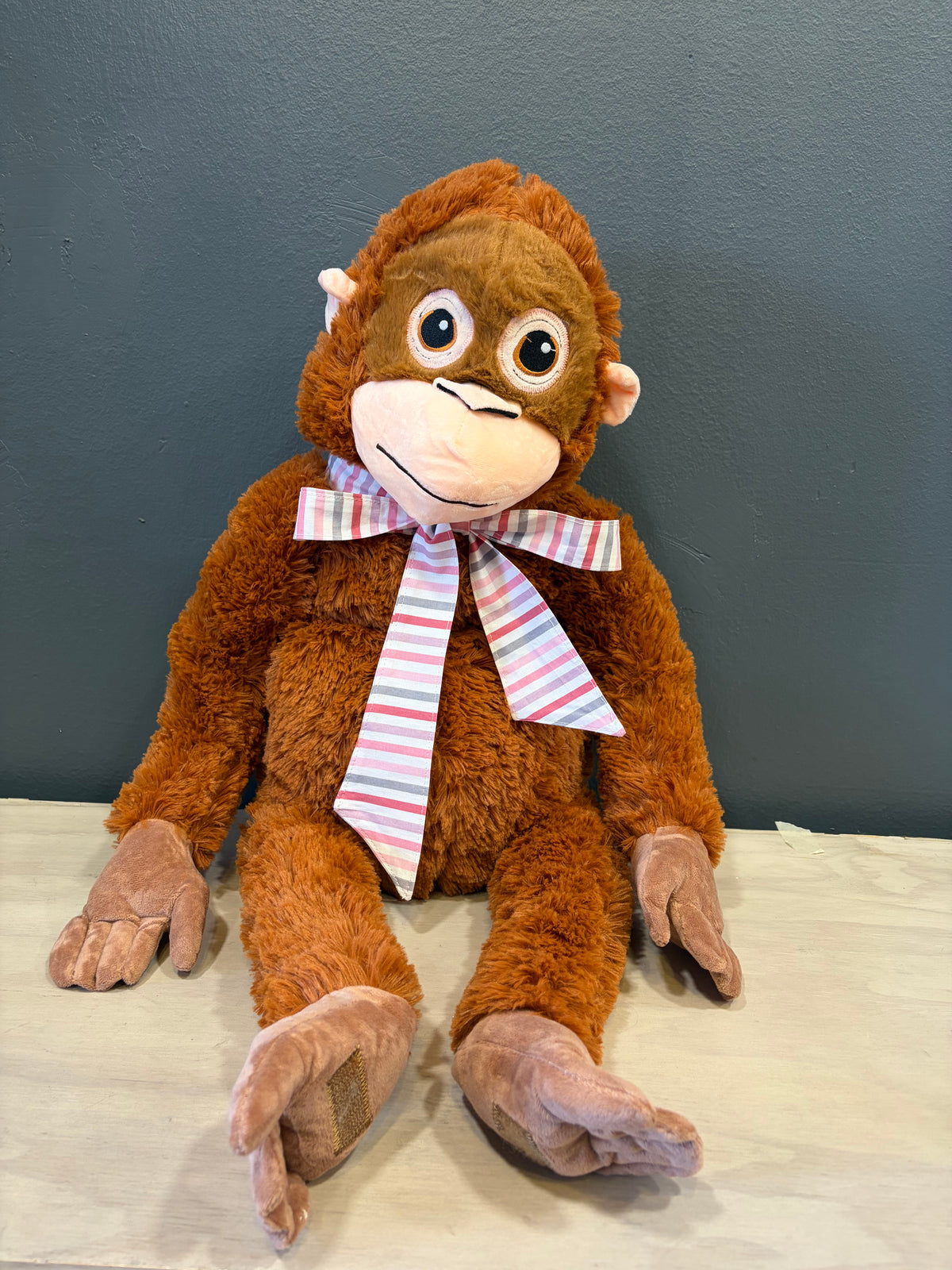 Peluche mono XL con cinta a rayas en tonos pastel