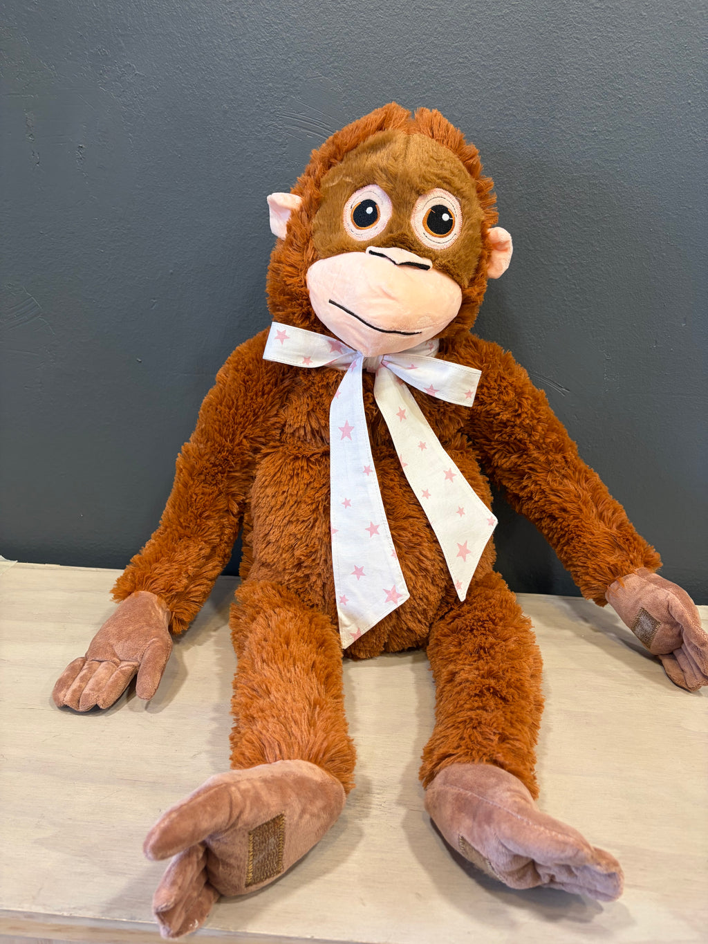 Peluche mono XL con cinta blanca de flores