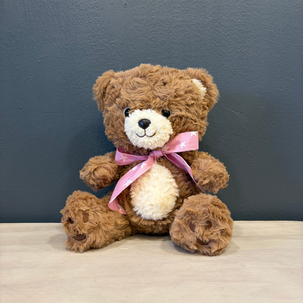 Peluche oso café y blanco de 30 cm con cinta de niña