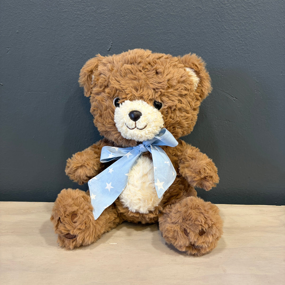Peluche oso café y blanco de 30 cm con cinta de niño