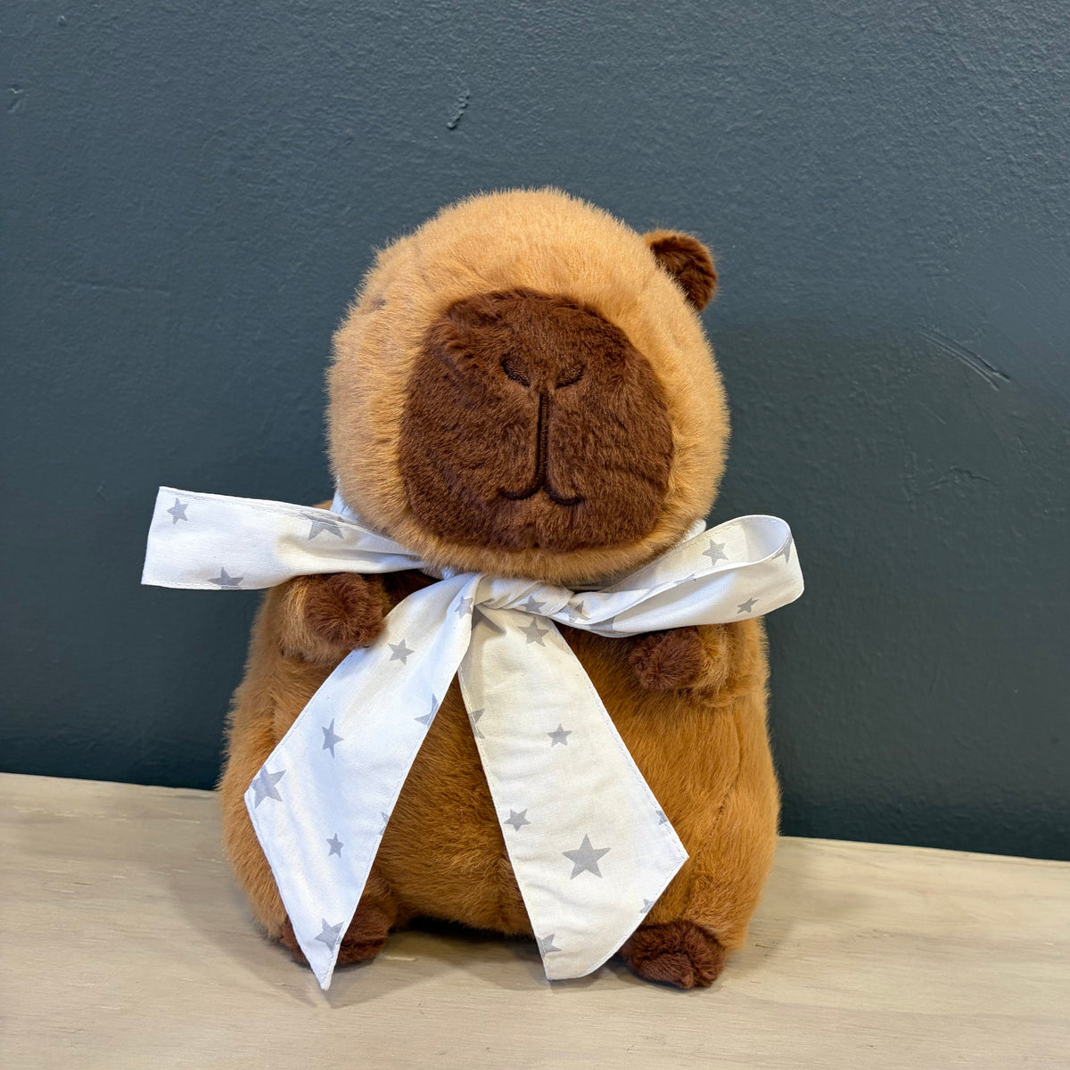 Peluche capibara de 20 cm con cinta de niño