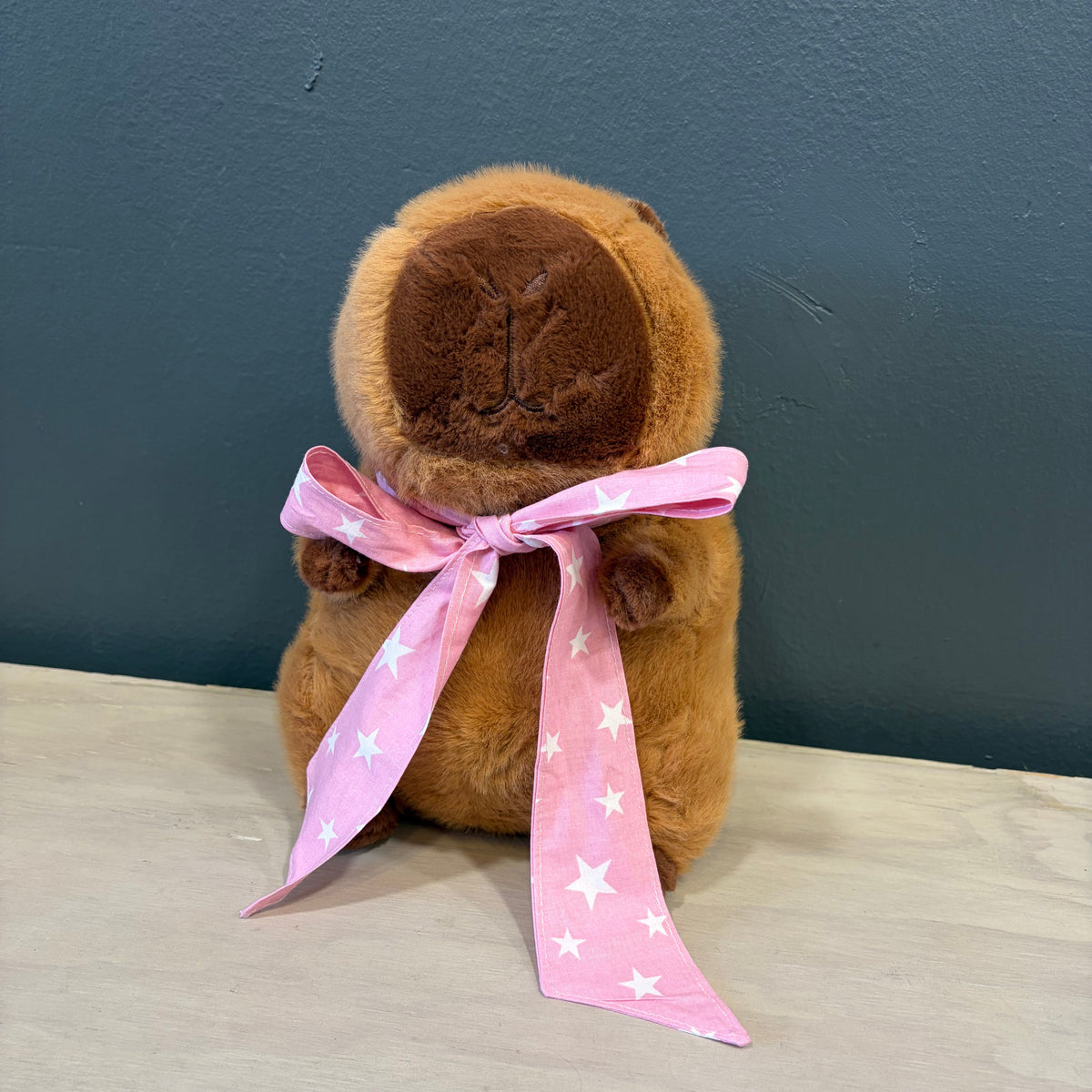 Peluche capibara de 20 cm con cinta de niña