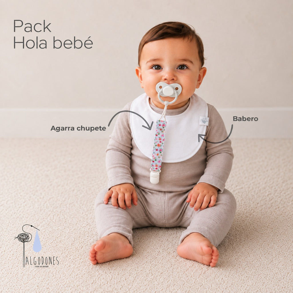 Pack Hola Bebé · Niña: el babero y el agarra chupete señalados sobre la guagua