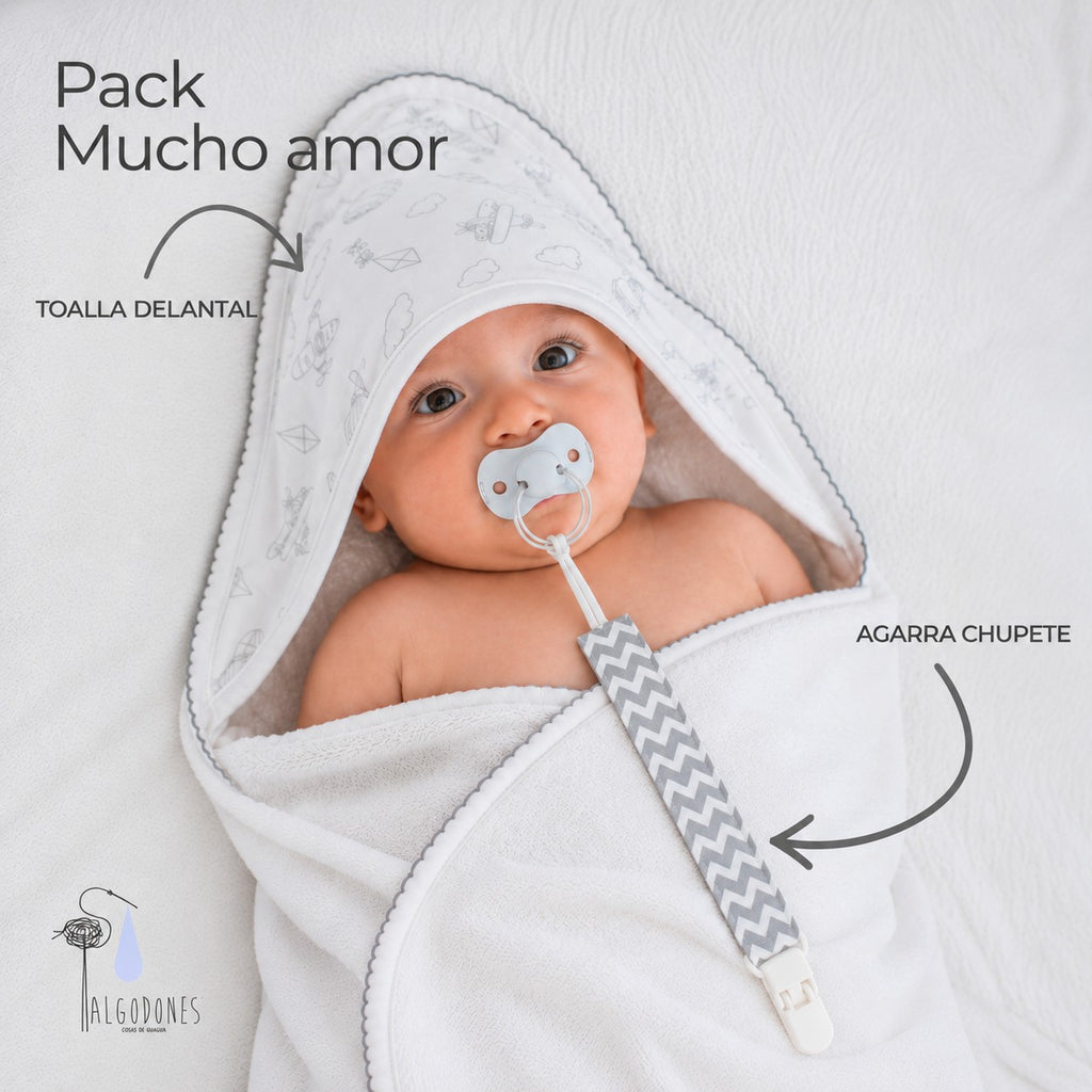 Pack Mucho Amor · Niño: la toalla delantal y el agarra chupete señalados