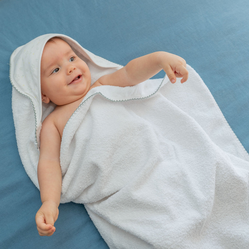Una práctica toalla delantal para el baño del bebé