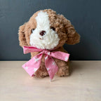 Peluche perro de 20 cm con cinta rosada de estrellas