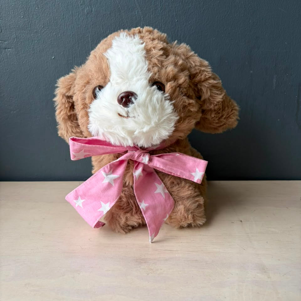 Peluche perro de 20 cm con cinta rosada de estrellas