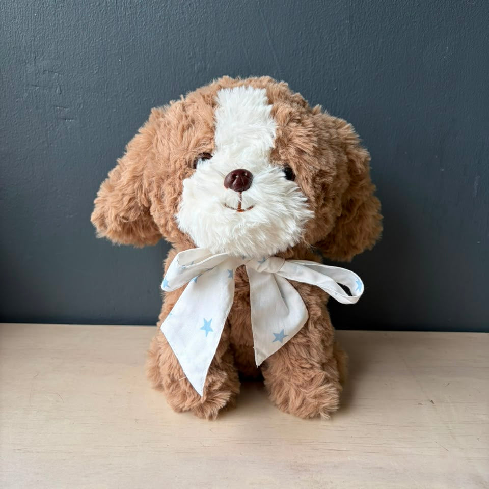 Peluche perro de 20 cm con cinta celeste de estrellas