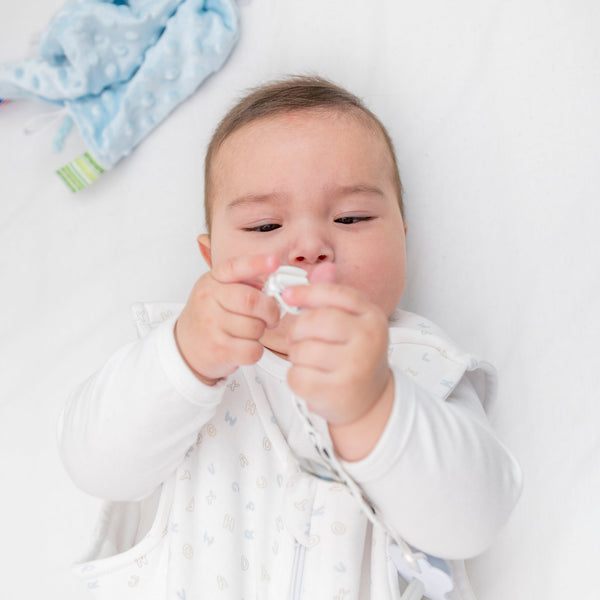 Saco de dormir bebé alfabeto TOG 2,5 en uso