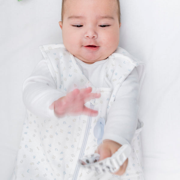 Saco de dormir bebé alfabeto TOG 3,5 en uso