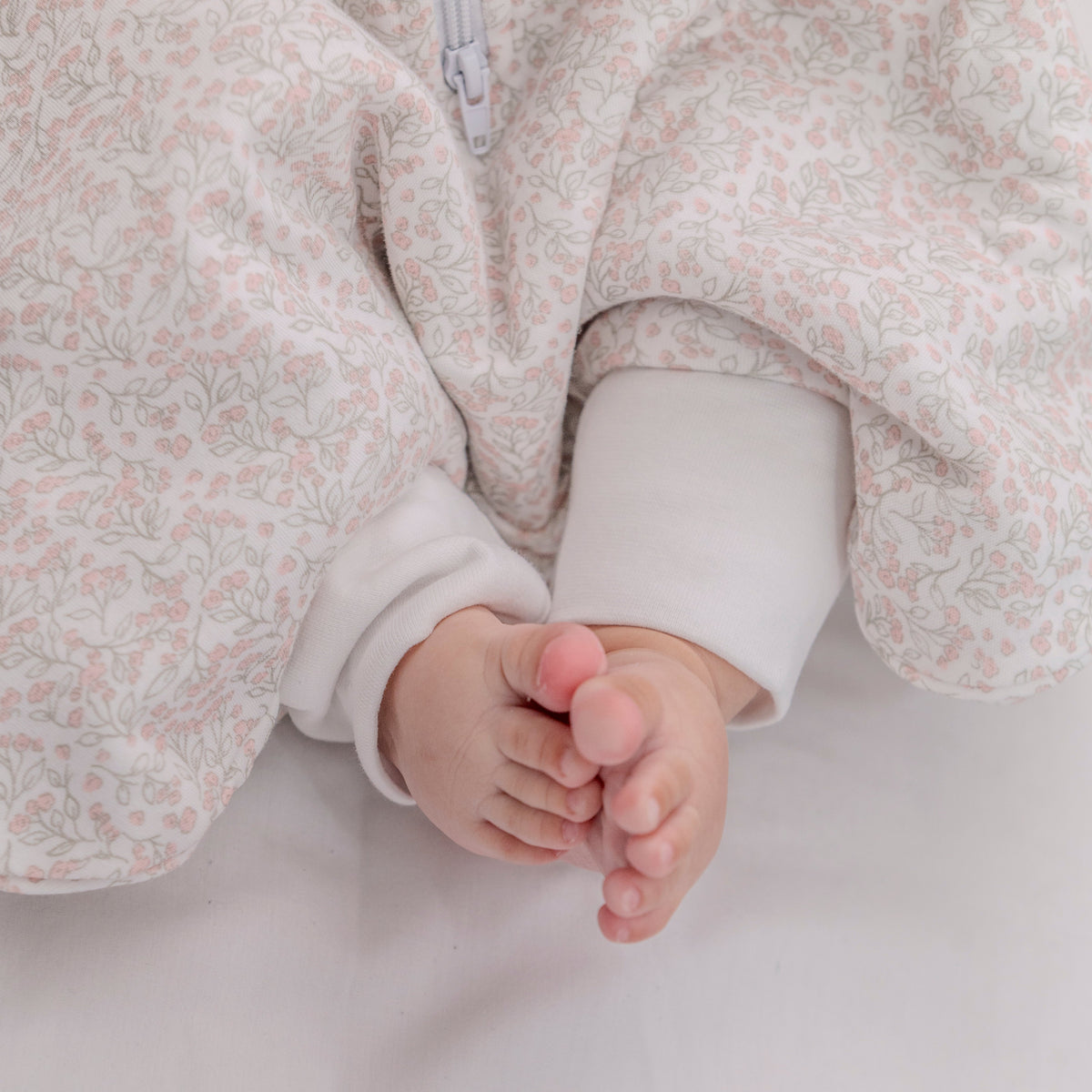 Saco de dormir bebé flores en uso